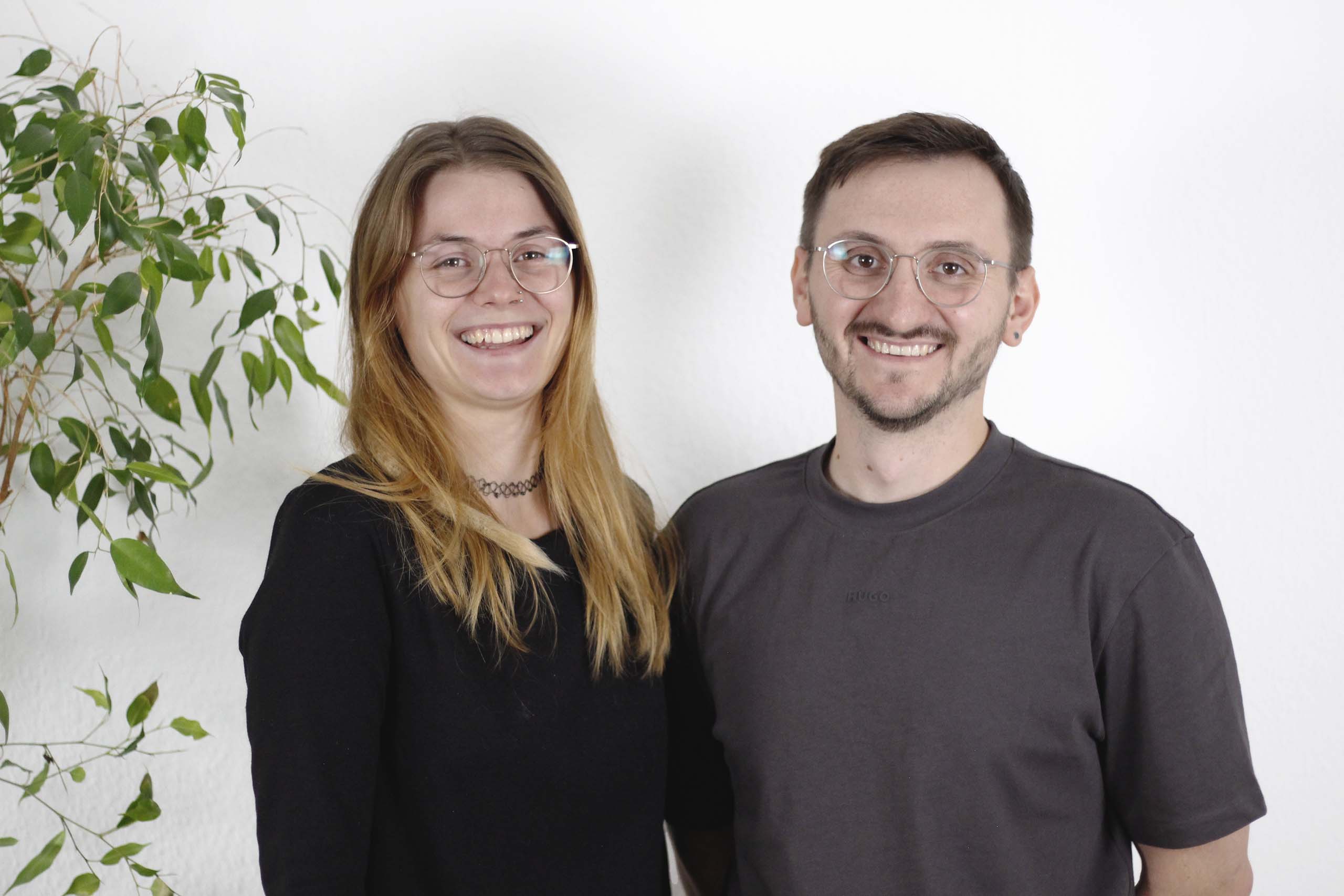 Menschen die anstoßen